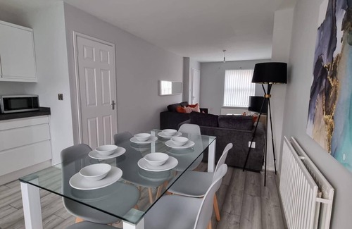 Manchester House | Beautiful 4 bed home, Sleeps 8, driveway parking