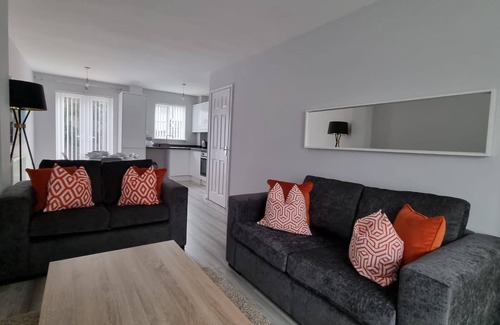 Manchester House | Beautiful 4 bed home, Sleeps 8, driveway parking