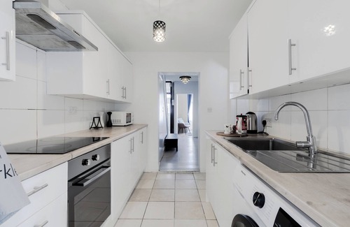 Plaistow South House | Beautiful 4-Bed House with garden in london