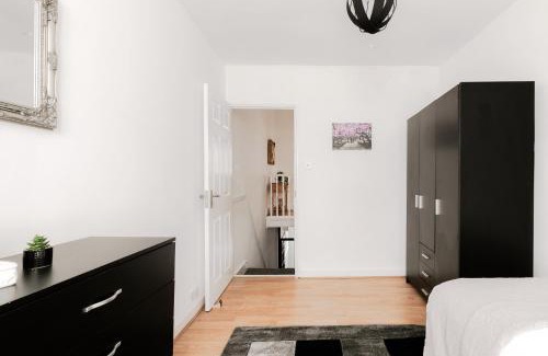 Plaistow South House | Beautiful 4-Bed House with garden in london