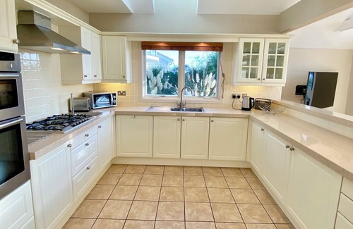 South Cerney Cabin | Beautiful 4 bed lakeside lodge in the Cotswolds. Private deck & STUNNING views