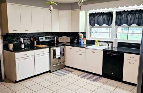 Burlington House | Beautiful 4 Bed Retreat near Elon College and The Burlington City Park.