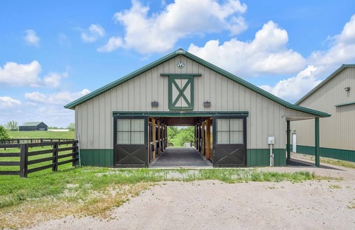 Georgetown House | Beautiful 4+-bedroom house near KHP, with show barn stables and indoor arena.