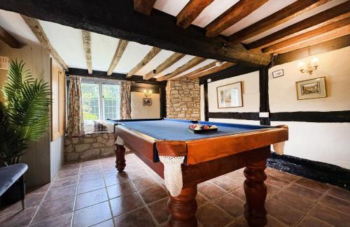Twigworth House | Beautiful 4 Bedroom Cotswold Thatched Cottage