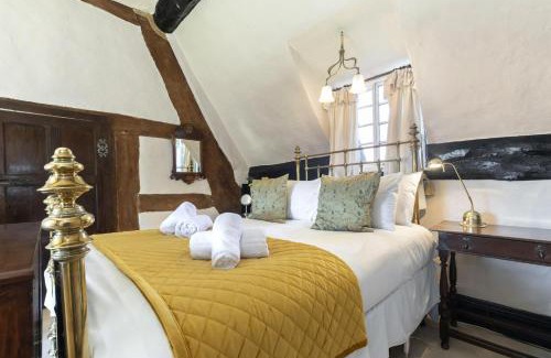 Twigworth House | Beautiful 4 Bedroom Cotswold Thatched Cottage