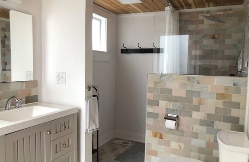 Near Eastside House | Beautiful 4-bedroom,2 Story house in downtown Indianapolis: WIFI, AC, firepit,
