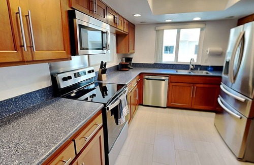 University City Condo | Beautiful 4 Bedroom 2 King 2 Queen Beds, Community Pool and Tennis!