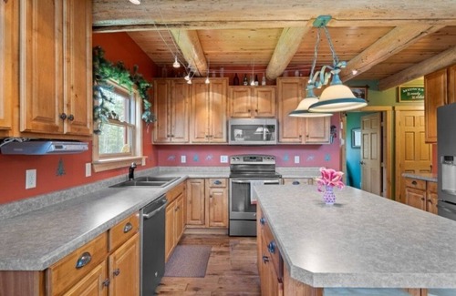 Benchmark Cabin | Beautiful 4 bedroom, 3 bath cabin centrally located in the Black Hills