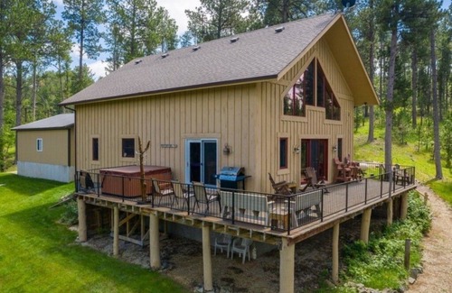 Benchmark Cabin | Beautiful 4 bedroom, 3 bath cabin centrally located in the Black Hills