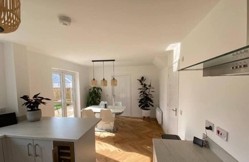 North Glasgow House | Beautiful 4 Bedroom 3 Beds House in Glasgow