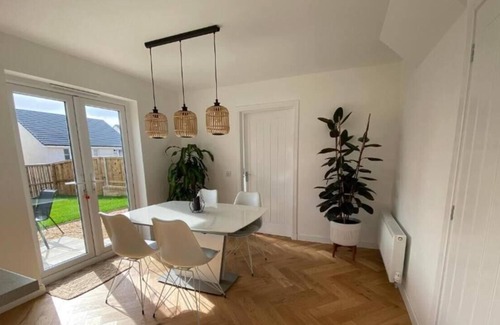North Glasgow House | Beautiful 4 Bedroom 3 Beds House in Glasgow