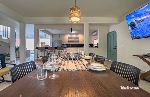 Colina del Sol House | Beautiful 4-bedroom 4-Bathroom home with WiFi, AC one block from sea