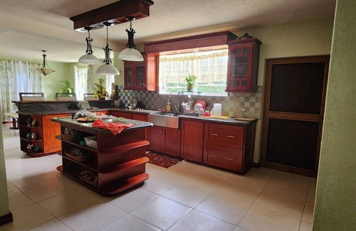 Retreat House | Beautiful 4-bedroom house in Maynards with WiFi in close proximity to 2 marinas