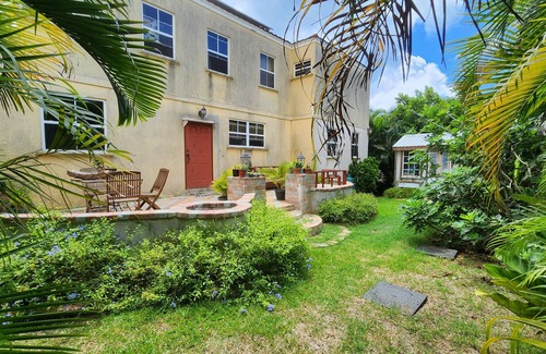 Retreat House | Beautiful 4-bedroom house in Maynards with WiFi in close proximity to 2 marinas