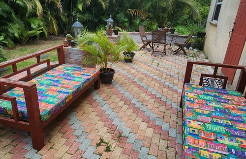 Retreat House | Beautiful 4-bedroom house in Maynards with WiFi in close proximity to 2 marinas
