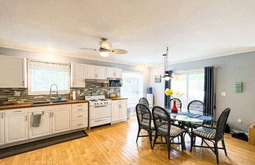 Head Lake Cottage | Beautiful 4 bedroom cottage with a Sauna!