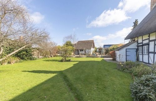Twigworth Cottage | Beautiful 4 Bedroom Cotswold Thatched Cottage