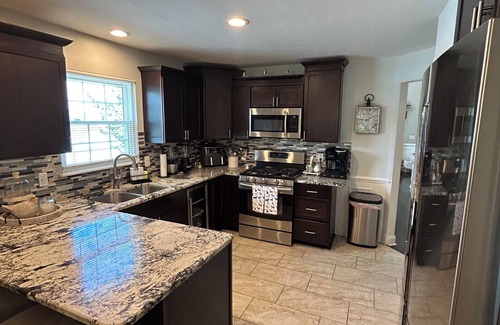 Belvidere House | Beautiful 4-bedroom house with 3 Seasons Room & Large Backyard in Belvidere