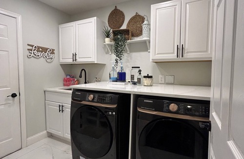 Belvidere House | Beautiful 4-bedroom house with 3 Seasons Room & Large Backyard in Belvidere