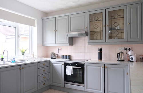 Clapham House | Beautiful 4 Bedroom Home with Garden in Bedford
