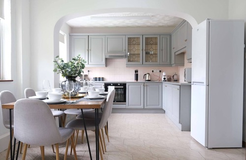Clapham House | Beautiful 4 Bedroom Home with Garden in Bedford