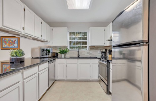 Savannah House | Beautiful 4 Bedroom Home near Wormsloe! Gameroom!
