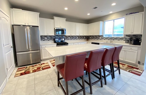 Ripon House | Beautiful 4 Bedroom Home with Gated Backyard Patio: Ripon