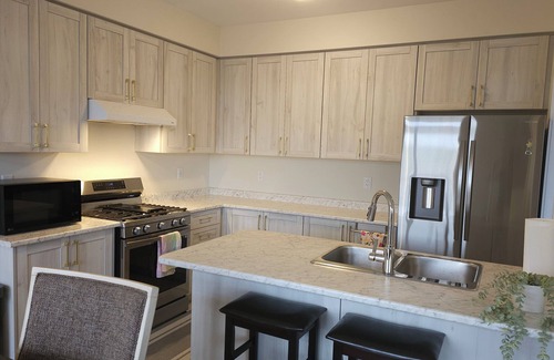 Welland House | Beautiful 4-bedroom house with WiFi and AC in wonderful Welland lic# 289.