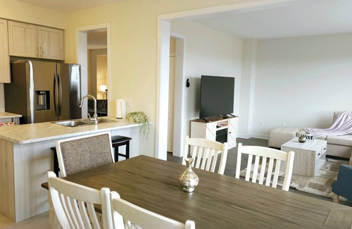 Welland House | Beautiful 4-bedroom house with WiFi and AC in wonderful Welland lic# 289.