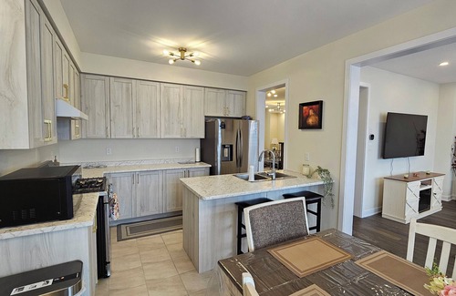 Welland House | Beautiful 4-bedroom house with WiFi and AC in wonderful Welland lic# 289.