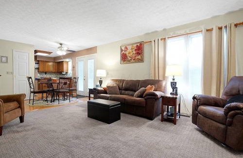 Gahanna House | Beautiful 4 Bedroom House near Columbus Airport
