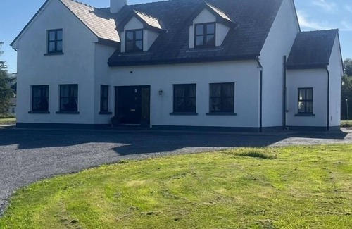 Oughterard House | Beautiful 4-bedroom house in Rosscahill, Connemara, Galway