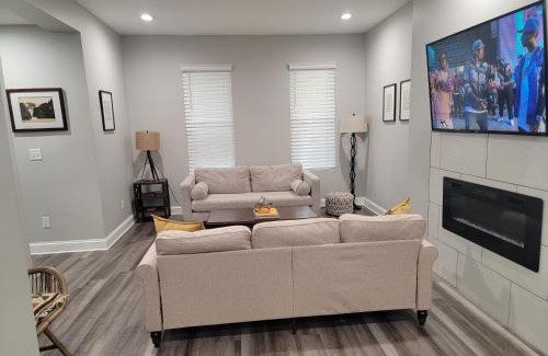 Near East Columbus House | Beautiful 4 Bedroom House Near Downtown Columbus with Garage Parking and Backyard
