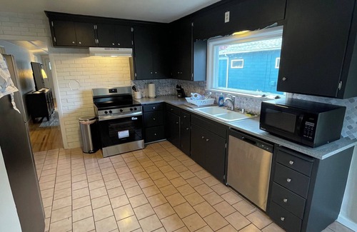 South Tacoma House | Beautiful 4-bedroom house with AC in Tacoma
