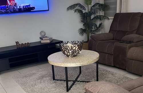 Kendale Lakes House | Beautiful 4 bedroom House W/ Pool