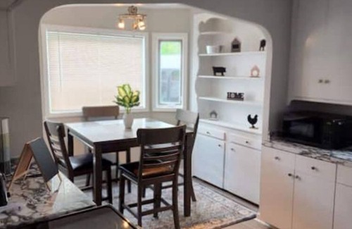 Cleveland House | Beautiful 4 bedroom in Euclid near the Beach