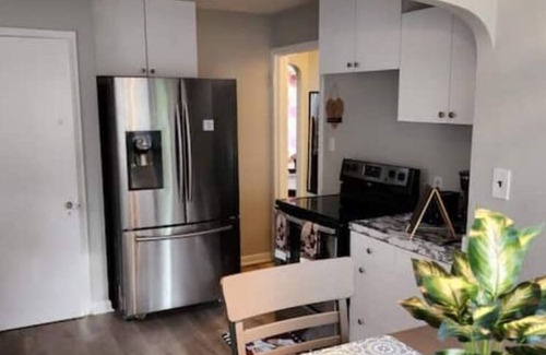 Cleveland House | Beautiful 4 bedroom in Euclid near the Beach