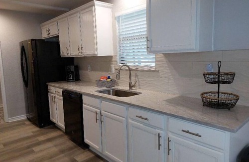 Bedford House | Beautiful 4 Bedroom in quiet neighborhood!