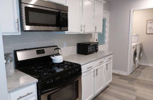 Bedford House | Beautiful 4 Bedroom in quiet neighborhood!