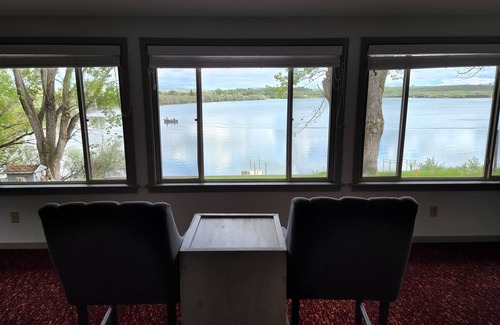 Nashua House | Beautiful 4 bedroom lake house with private dock.