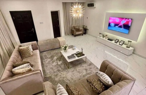 Ofin House | Beautiful 4 Bedroom Terrace. Quiet get away in the City Center