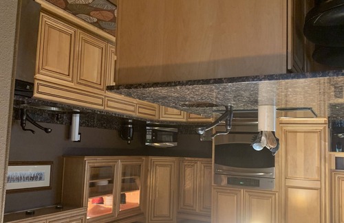 Hood River House | Beautiful 4 bedroom, 2 bath home with an amazing kitchen and family room