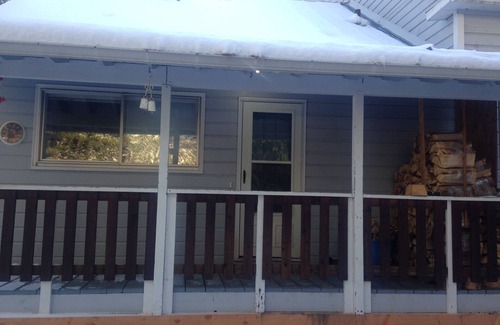 Hood River House | Beautiful 4 bedroom, 2 bath home with an amazing kitchen and family room