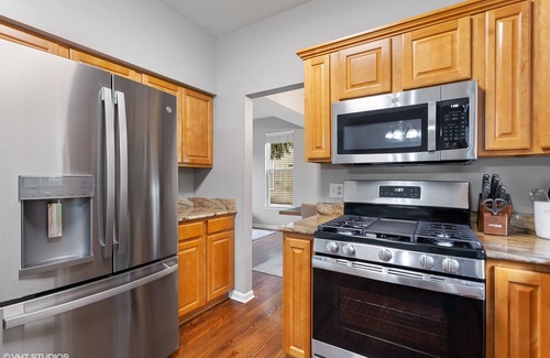 Fox Valley House | Beautiful 4 Bedroom House - Close to Everything - Naperville