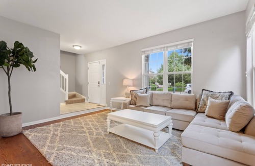 Fox Valley House | Beautiful 4 Bedroom House - Close to Everything - Naperville