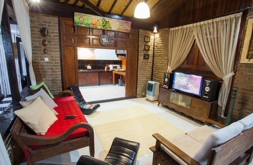 Dalung Villa | Beautiful 4 Bedrooms Balinese Villa close to Seminyak
