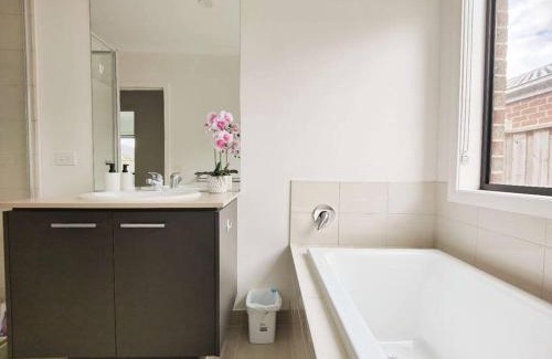 Point Cook Villa | Beautiful 4 Bedrooms Houses