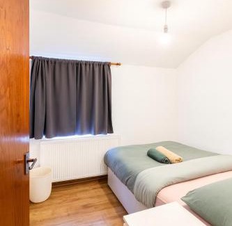 Plumstead House | Beautiful 4 bedrooms house, 7 walk to train station