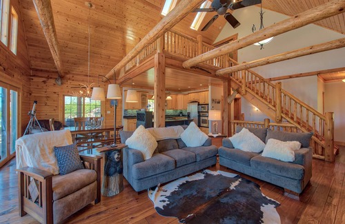 Maggie Valley Cabin | Beautiful 4 BR/3.5 BA + Loft, Hot-Tub, Valley Views, Covered Porch, Wi-Fi