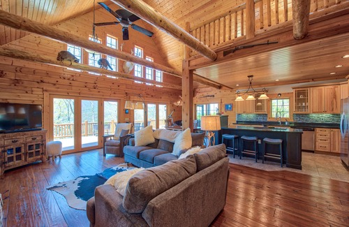 Maggie Valley Cabin | Beautiful 4 BR/3.5 BA + Loft, Hot-Tub, Valley Views, Covered Porch, Wi-Fi